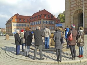 Bei der Stadtführung vor dem Dom: In den Weinbrunnen passen 1500 l Wein!